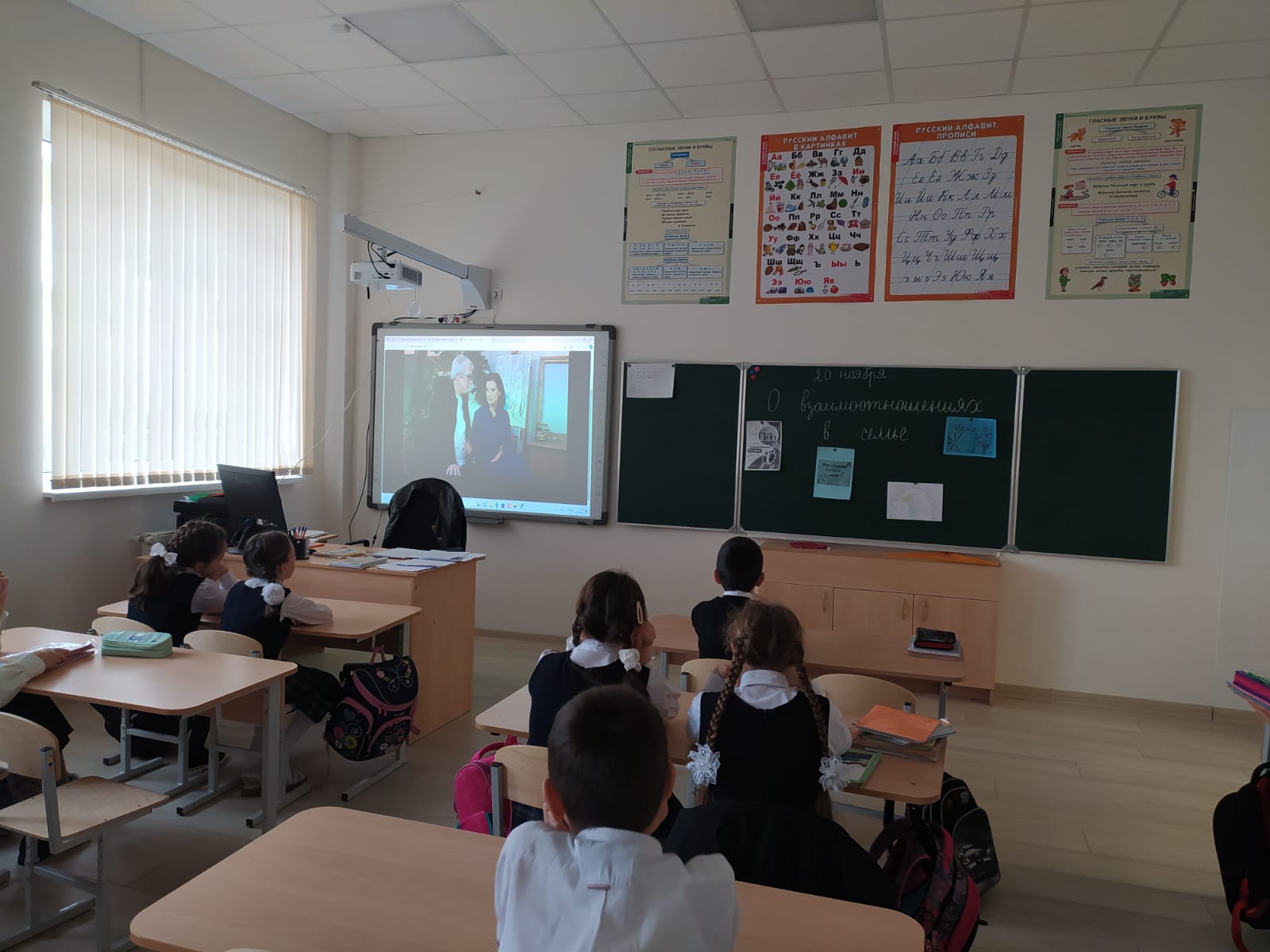 По традиции, занятия в классах начались с исполнения Гимна РФ..