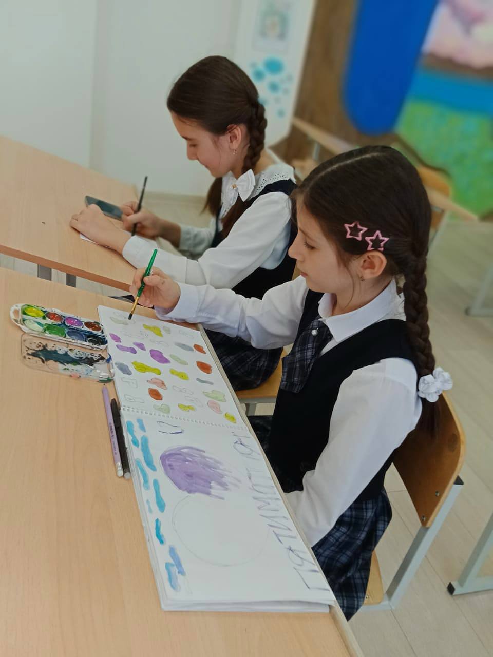 Учащиеся школы на занятиях кружка по изобразительному искусству «Волшебные кисточки». Руководит кружком профессиональная художница Евлоева Заира Микаиловна. .