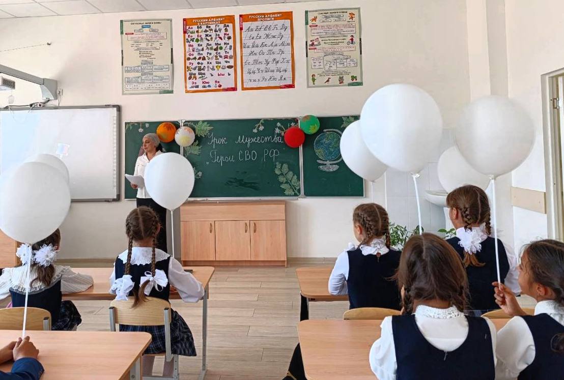 2 сентября во всех классах нашей школы прошел урок Мужества. Это мероприятие напомнило нам о важности сохранения памяти о подвиге наших предков, и о том, что мужество и героизм всегда должны быть почитаемы. Классные руководители рассказали о мужестве и ге.