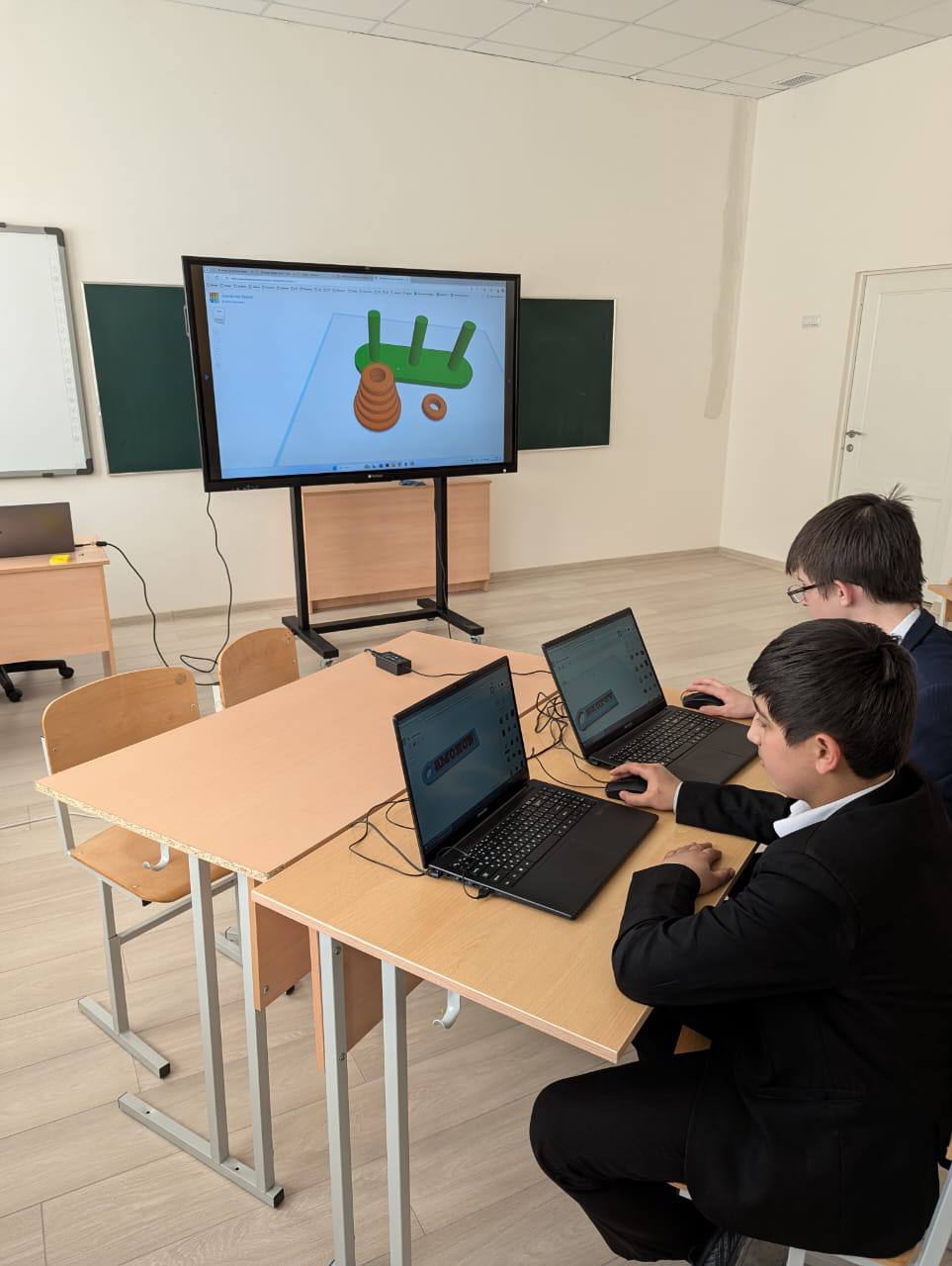 Занятия в Кванториуме по направлению Hi-tech.