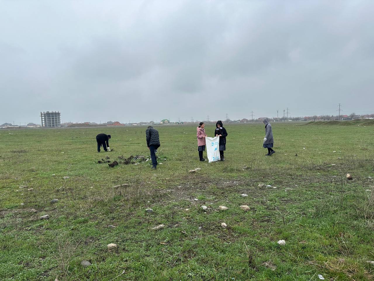 В школе прошёл субботник, в котором приняли участие учащиеся и сотрудники нашей школы. Дети собирали мусор, подметали территорию и приводили в порядок школьный двор..