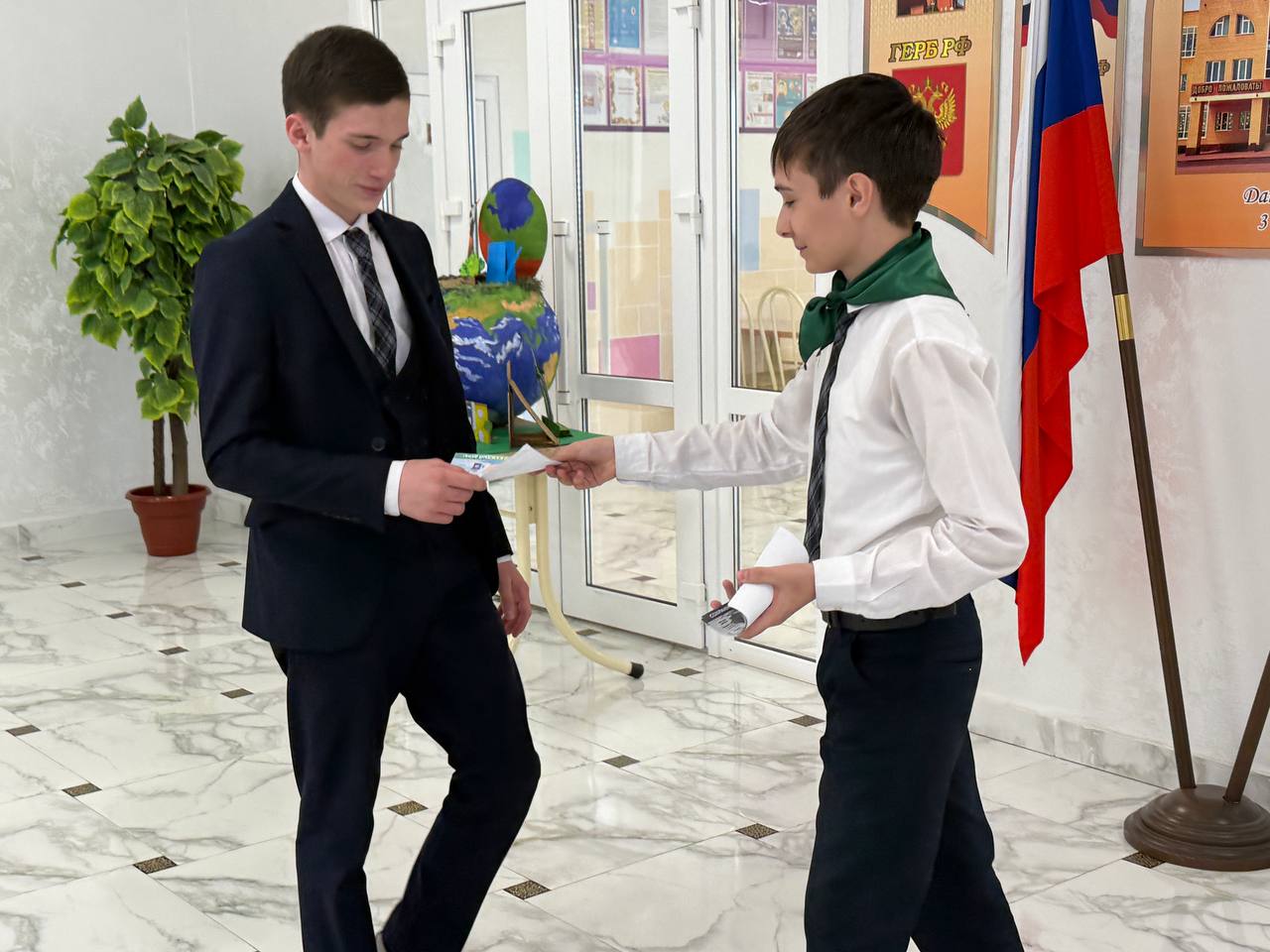 Экологи-волонтёры нашей школы провели акцию в рамках Недели экологии. .