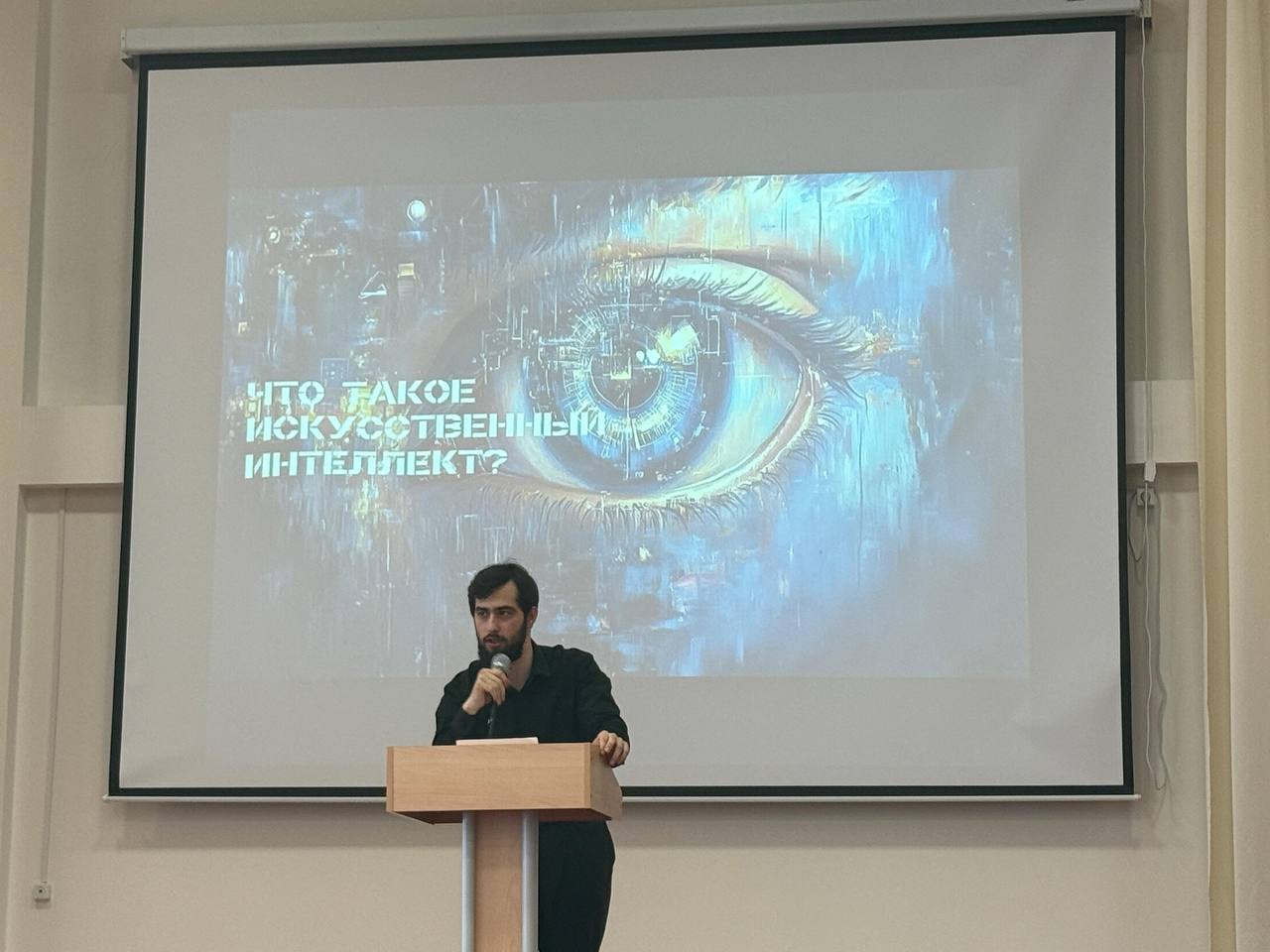 На Неделе творческих дисциплин учитель информатики Рамазан Исламович провел лекцию «Искусственный интеллект и творчество», рассказав детям о возможностях ИИ в создании текстов, стихов, картин и видео..