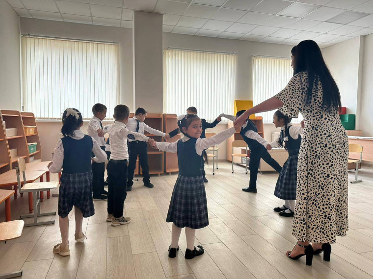 Первую четверть каждую неделю специалисты-психологи нашей школы Зарема Магомедовна и Тамара Вахаевна проводят педагогические игры в первых классах в качестве поддержки маленьких учеников в адаптационный период. .